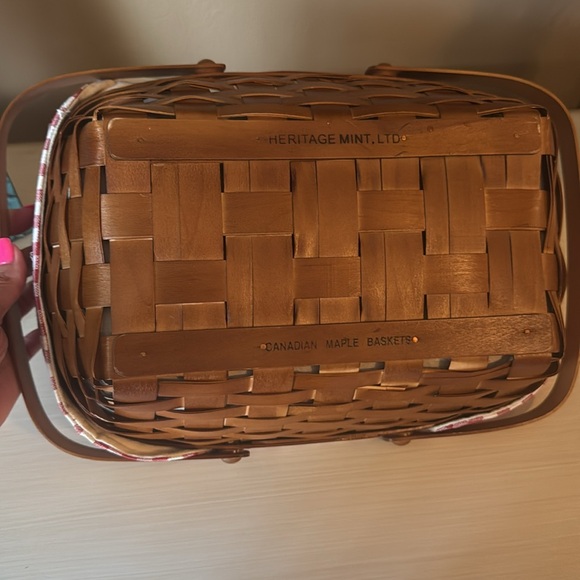 Heritage mint LTD Canadian maple basket with handles liner and protector. - Picture 2 of 5